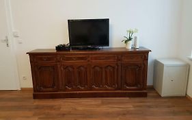 Excellent 2 Bed Apartment 12 Mins From Center